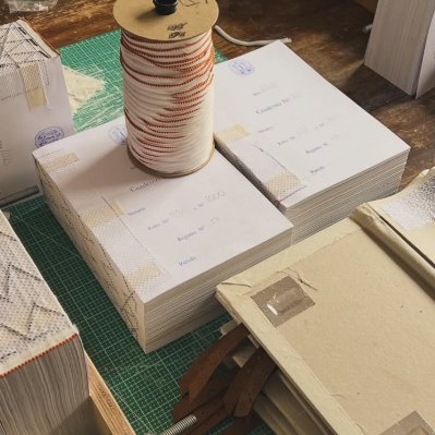 Protocolos en preparación sobre mesa de trabajo