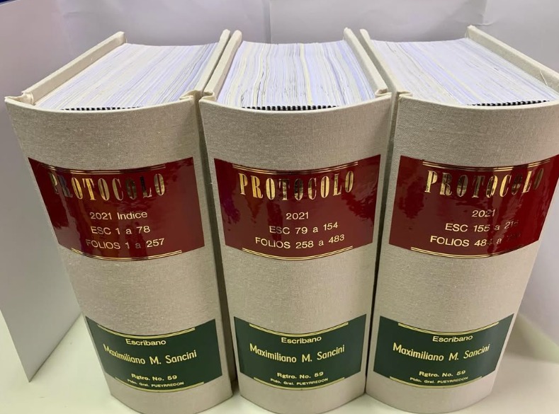 Tres tomos de protocolo notarial encuadernados